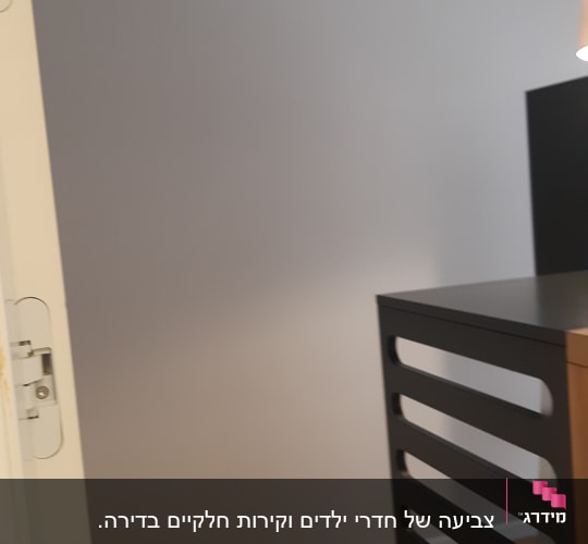 קיר צבוע בגוון אפור בהיר